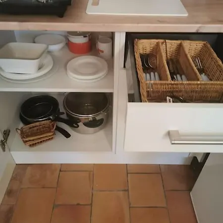 Le 5 Apartment *